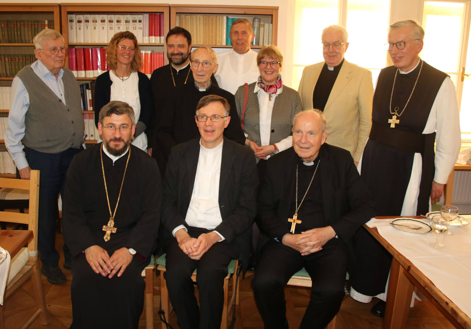 STEP_9_Gruppenphoto-mit-Mitgliedern-der-Schülerkreise-von-Joseph-Ratzinger-Papst-Benedikt-XVI.